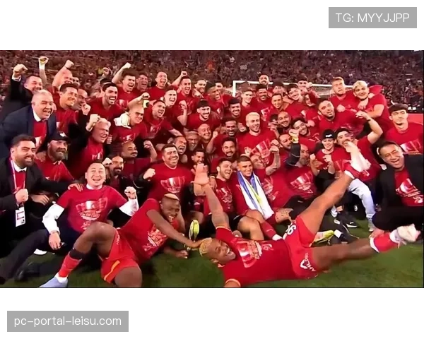 加拉塔萨雷球迷伊斯坦布尔街头庆祝，土耳其足球文化热情奔放