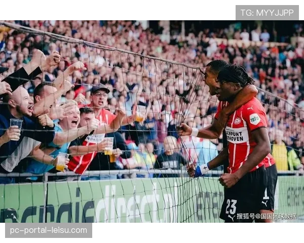 特写镜头：终场哨响，摩纳哥老将戈洛温与对手交换球衣后独自谢场